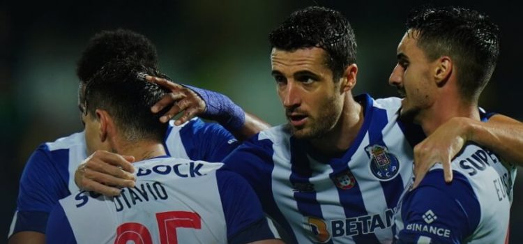 Jogadores do FC Porto celebram golo de Iván Marcano no Mafra-FC Porto