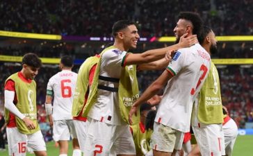 Jogadores de Marrocos celebram vitória sobre a Bélgica