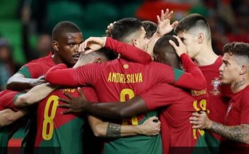 Jogadores celebram golo no Portugal-Nigéria