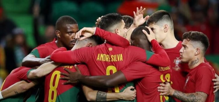 Jogadores celebram golo no Portugal-Nigéria