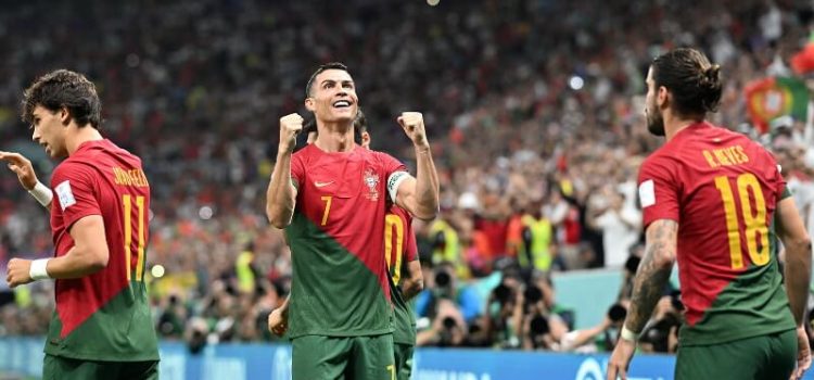 Cristiano Ronaldo celebra vitória de Portugal sobre Uruguai com os adeptos portugueses