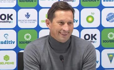 Roger Schmidt na conferência de imprensa após o Estoril-Benfica