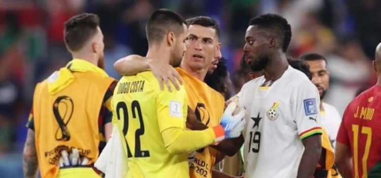 Cristiano Ronaldo consola Diogo Costa após o Portugal-Gana