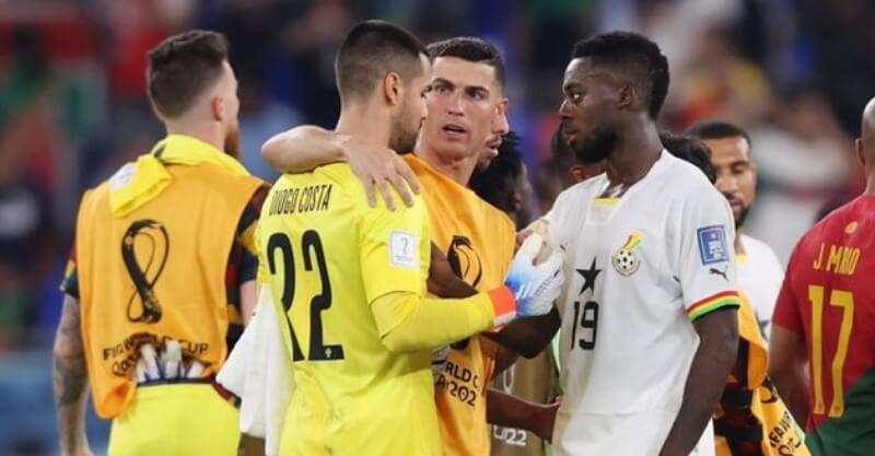Cristiano Ronaldo consola Diogo Costa após o Portugal-Gana