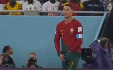 Cristiano Ronaldo a tirar as pastilhas dos calções no Portugal-Gana
