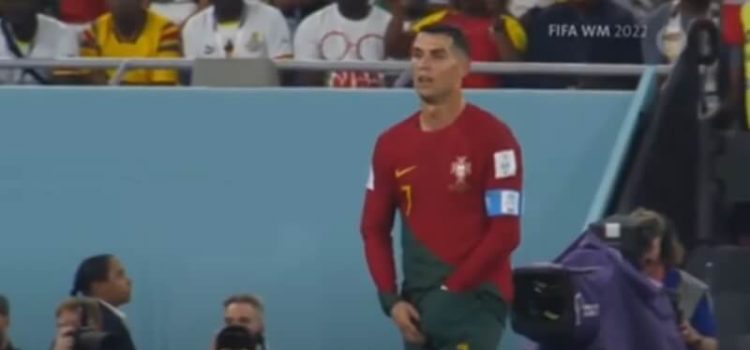 Cristiano Ronaldo a tirar as pastilhas dos calções no Portugal-Gana