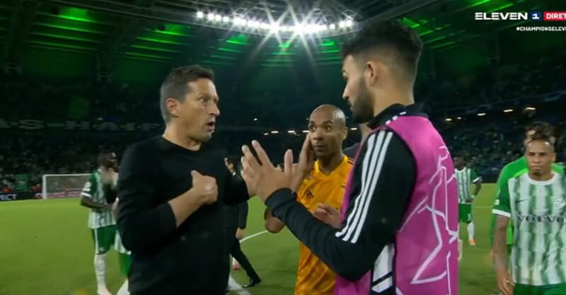 Roger Schmidt em conversa com Gonçalo Ramos e João Mário após o Maccabi Haifa-Benfica