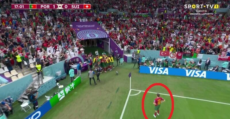 Bernardo Silva aguarda no campo que os colegas celebrem o golo de Portugal à Suíça no Mundial 2022