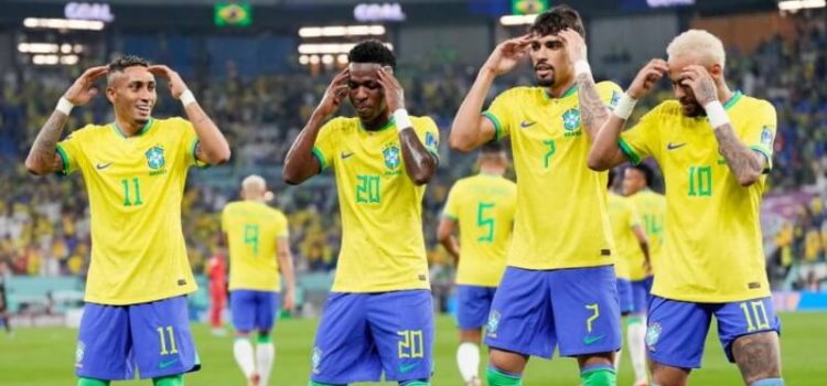 Jogadores do Brasil celebram com dança um dos golos da vitória sobre a Coreia do Sul no Mundial
