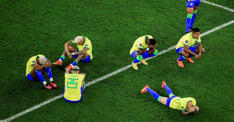 Jogadores da seleção do Brasil desolados após a eliminação do Mundial 2022 diante da Croácia