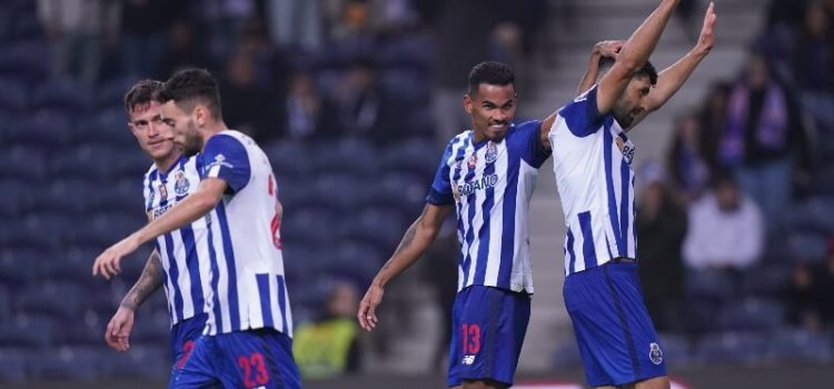 Jogadores do FC Porto festejam golo na vitória sobre o Gil Vicente na Taça da Liga