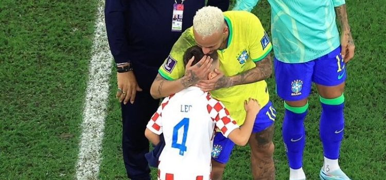 Neymar e filho de Iván Perisic após a eliminação do Brasil diante da Croácia no Mundial 2022