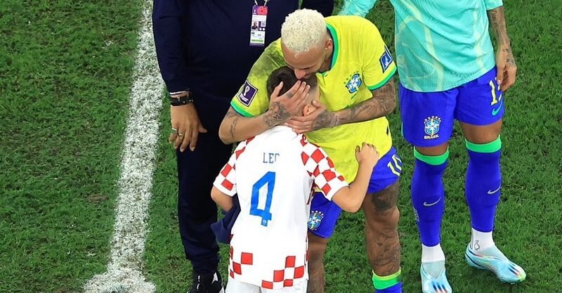 Neymar e filho de Iván Perisic após a eliminação do Brasil diante da Croácia no Mundial 2022
