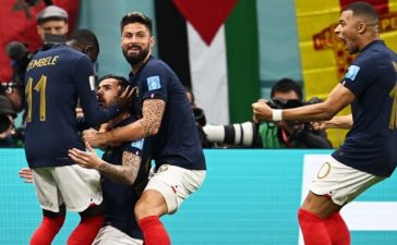 Jogadores da França celebram golo a Marrocos no Mundial 2022