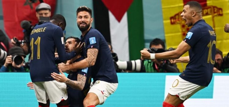 Jogadores da França celebram golo a Marrocos no Mundial 2022