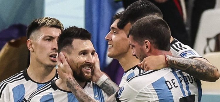 Jogadores da Argentina celebram golo à Holanda no Mundial 2022