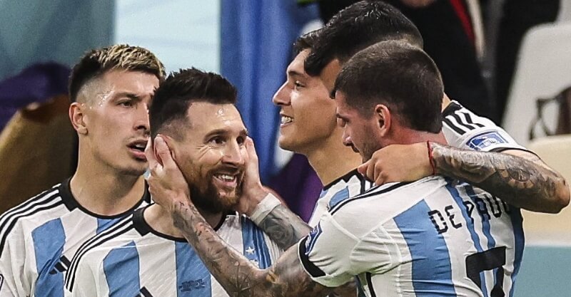Jogadores da Argentina celebram golo à Holanda no Mundial 2022