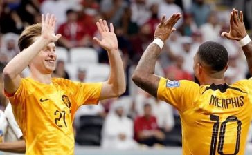 Jogadores da Holanda festejam vitória sobre os EUA no Mundial 2022