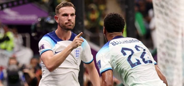Jogadores de Inglaterra celebram o primeiro golo do jogo com o Senegal no Mundial 2022