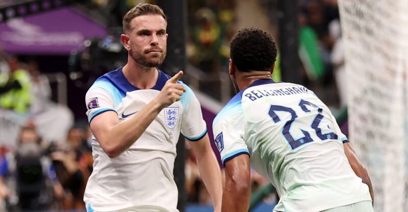 Jogadores de Inglaterra celebram o primeiro golo do jogo com o Senegal no Mundial 2022