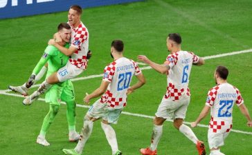 Jogadores da Croácia celebram vitória sobre o Japão no Mundial 2022