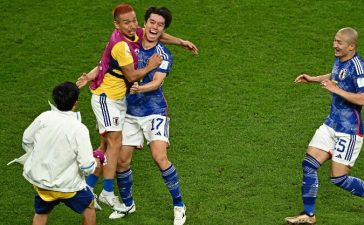 Jogadores do Japão celebram golo no jogo com a Espanha no Mundial 2022