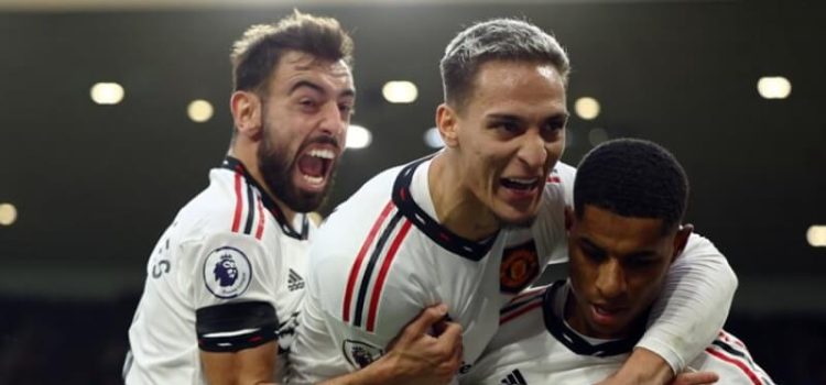 Bruno Fernandes, Antony e Rashford festejam golo da vitória do Manchester United sobre o Wolverhampton