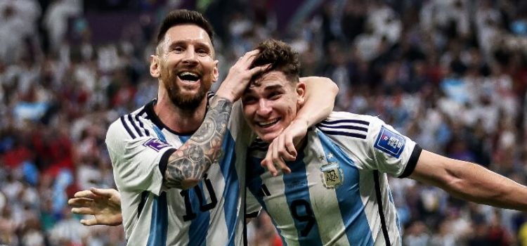 Lionel Messi e Julian Álvares no Argentina-Croácia