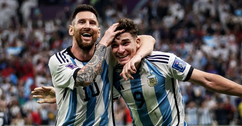 Lionel Messi e Julian Álvares no Argentina-Croácia