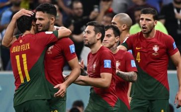 Jogadores de Portugal celebram vitória sobre a Suíça