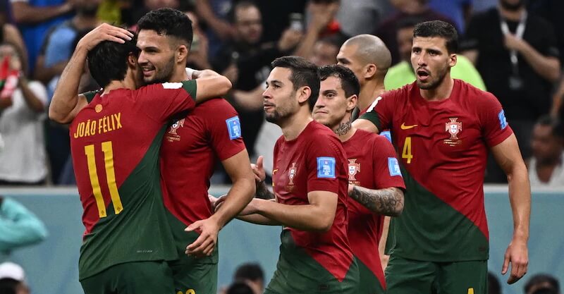 Jogadores de Portugal celebram vitória sobre a Suíça