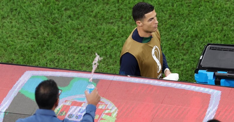 Adepto marroquino tenta atirar águia a Cristiano Ronaldo