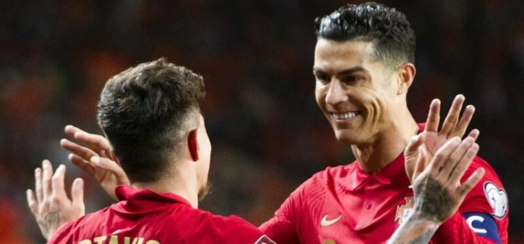 Cristiano Ronaldo e Otávio celebram golo ao serviço da Seleção Nacional