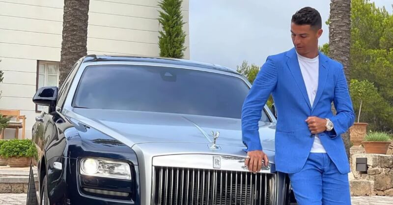 Cristiano Ronaldo ao lado de um dos seus Rolls-Royce