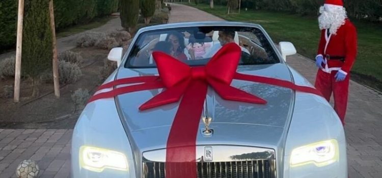 Cristiano Ronaldo no seu Rolls Royce com a família