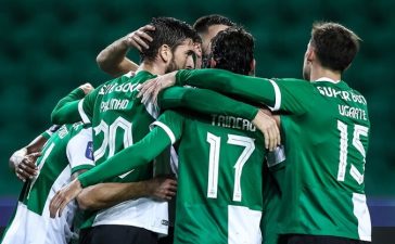 Jogadores do Sporting celebram vitória sobre o Marítimo na Taça da Liga