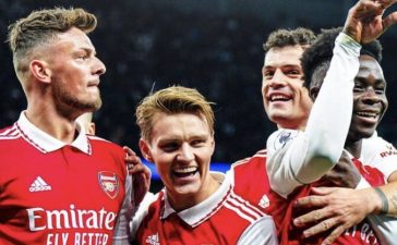 Jogadores do Arsenal festejam vitória diante do Tottenham