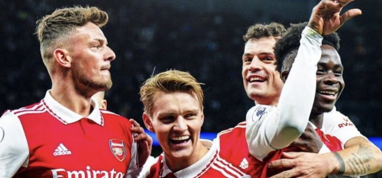 Jogadores do Arsenal festejam vitória diante do Tottenham