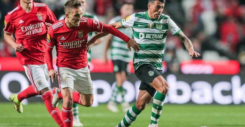 Alex Grimaldo e Pedro Porro no embate entre Benfica e Sporting