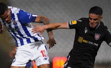 Jogadores de FC Porto e Casa Pia em disputa de bola