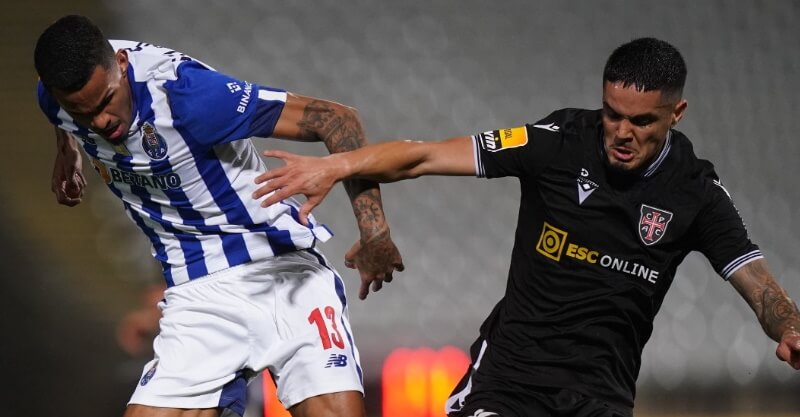 Jogadores de FC Porto e Casa Pia em disputa de bola