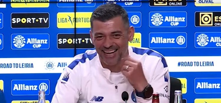Sérgio Conceição a rir-se na conferência de imprensa de antevisão à final da Taça da Liga entre Sporting-FC Porto