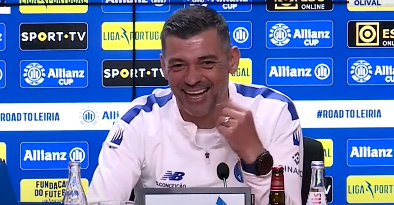 Sérgio Conceição a rir-se na conferência de imprensa de antevisão à final da Taça da Liga entre Sporting-FC Porto