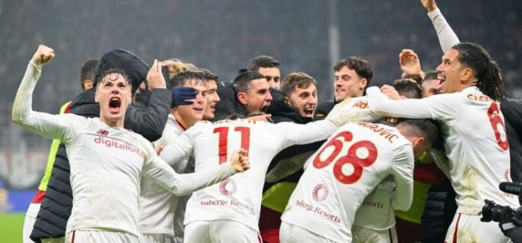Jogadores da AS Roma celebram golo do empate com o AC Milan, marcado nos últimos minutos