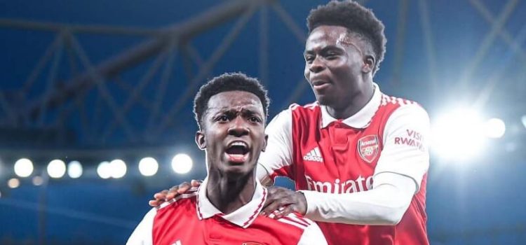 Nketiah e Bukayo Saka celebram golo na vitória do Arsenal sobre o Manchester United