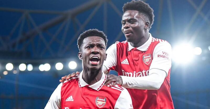 Nketiah e Bukayo Saka celebram golo na vitória do Arsenal sobre o Manchester United