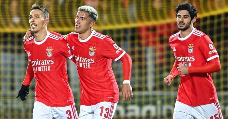 Jogadores do Benfica celebram golo ao P. Ferreira