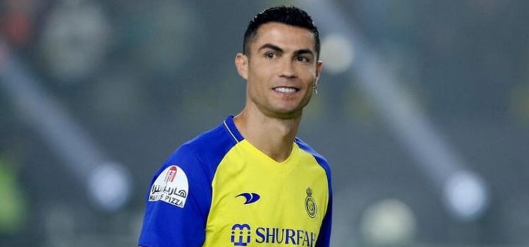 Cristiano Ronaldo sorridente na apresentação como reforço do Al Nassr