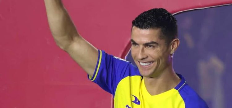 Cristiano Ronaldo saúda sorridentemente os adeptos do Al Nassr