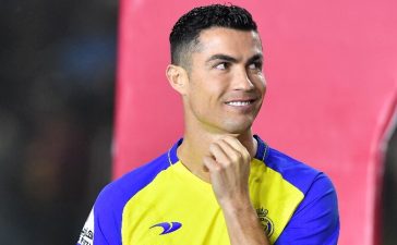 Cristiano Ronaldo feliz na apresentação no Al Nassr
